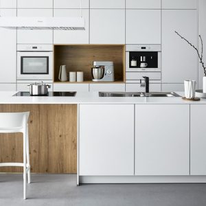 German kitchen with island in crystal white and light oak in White and oak
