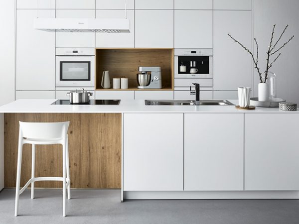 German kitchen with island in crystal white and light oak in White and oak